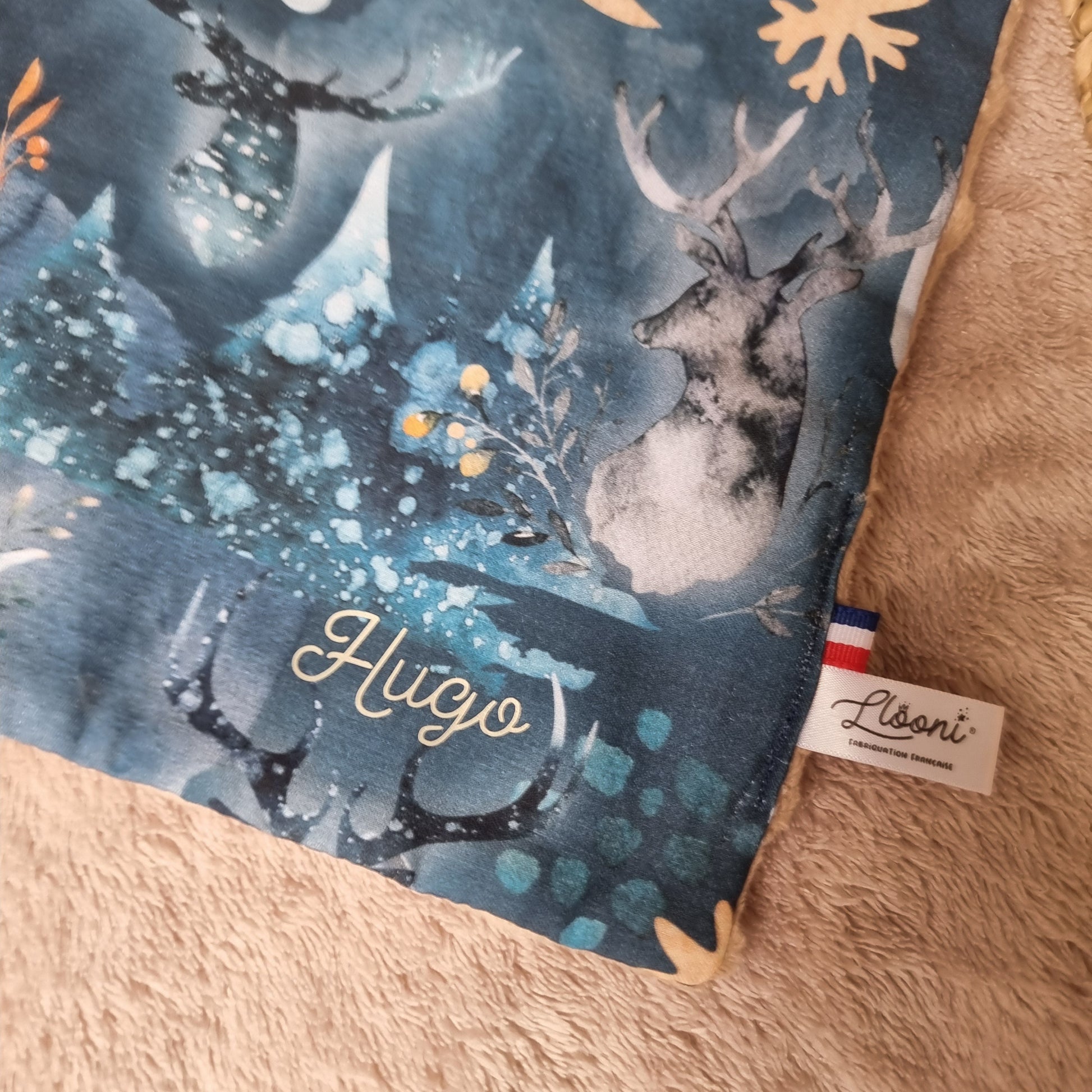 Doudou lapin bleu nuit – imprimé cerf d'hiver Llooni