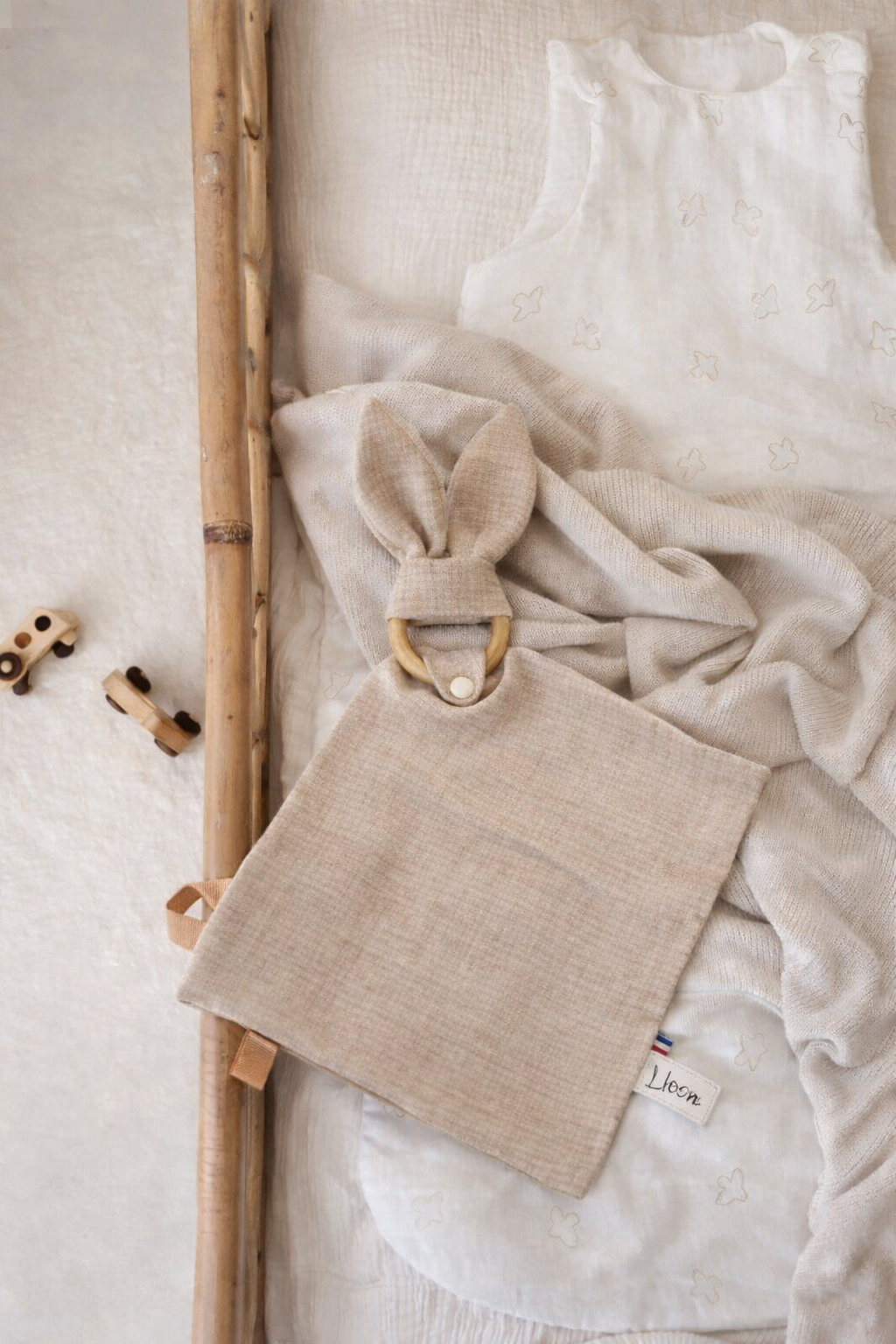 Doudou lapin personnalisable en lange double gaze · Beige