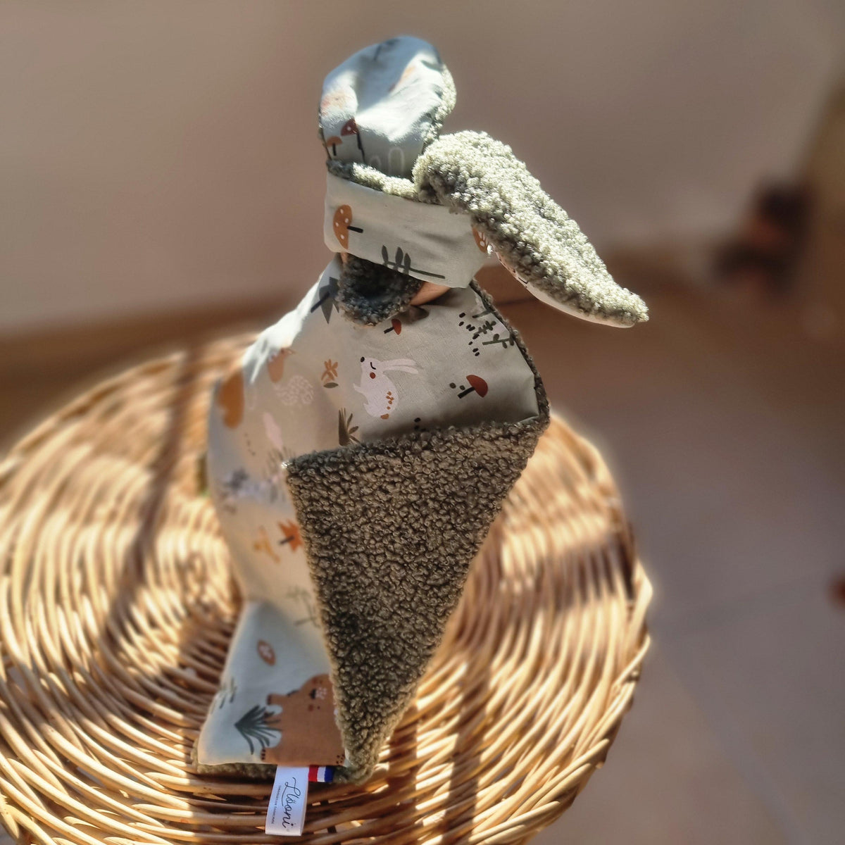 Croustille le lapin curieux - Doudou personnalisé Croustille le lapin curieux - Doudou personnalisé